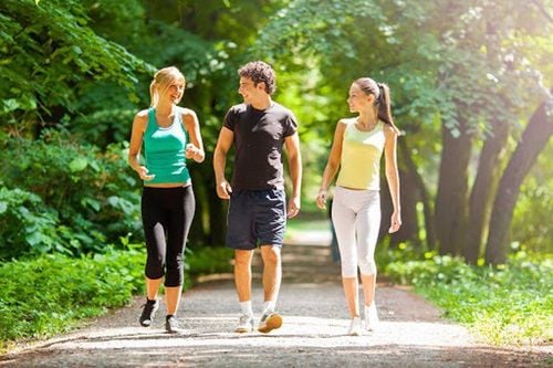 
Đi bộ có thể giúp giảm đau lưng

